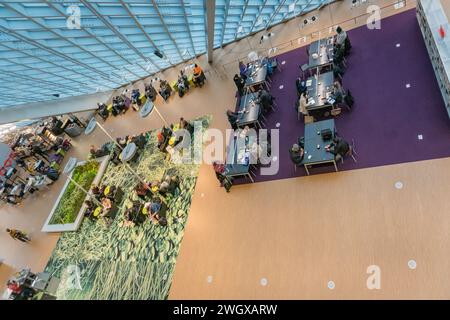 Seattle, WA, US-October 22, 2019: Reading room at the Seattle Public Library from above with people sitting at tables and chairs. Stock Photo