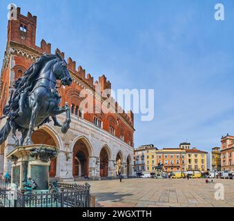 Piazza Cavalli with equestrian statue of Alessandro Farnese at the Palazzo Comunale (Town Hall) with historic houses on background, Piacenza, Italy Stock Photo