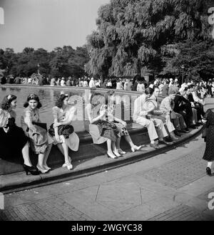 Group of people sitting around Mall Fountain, Central Park, New York City, New York, USA, Marjory Collins, U.S. Office of War Information, September 1942 Stock Photo