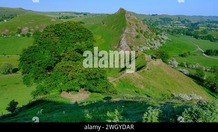 Dawn over Parkhouse Hill and Chrome Hill in winter, Peak District ...