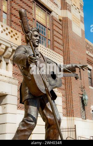 Elvis Presley statue by Eric Kaposta (2004) in front of the Municipal Memorial Auditorium and Stage of Stars Museum, where Elvis was introduced to the Stock Photo