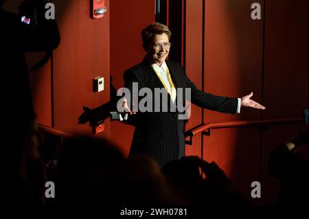 Cambridge, Massachusetts, USA. 6th Feb, 2024. Actress Annette Bening walks out to the roast at the 2024 Woman of the Year Award presented by Harvard University's Hasty Pudding Theatricals to Bening in Cambridge, Massachusetts on Tuesday, Feb. 6, 2024. Bening was named the 57th Woman of the Year following an Academy Award nomination, her 5th nomination in her career, for her role in the 2023 film 'Nyad. (Credit Image: © Andrew Burke-Stevenson/ZUMA Press Wire) EDITORIAL USAGE ONLY! Not for Commercial USAGE! Stock Photo