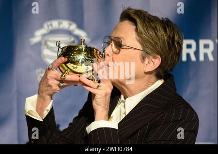 Cambridge, Massachusetts, USA. 6th Feb, 2024. Actress Annette Bening kisses her pudding pot at the press conference for the 2024 Woman of the Year Award presented by Harvard University's Hasty Pudding Theatricals to Bening in Cambridge, Massachusetts on Tuesday, Feb. 6, 2024. Bening was named the 57th Woman of the Year following an Academy Award nomination, the 5th nomination in her career, for her role in the 2023 film 'Nyad. (Credit Image: © Andrew Burke-Stevenson/ZUMA Press Wire) EDITORIAL USAGE ONLY! Not for Commercial USAGE! Stock Photo
