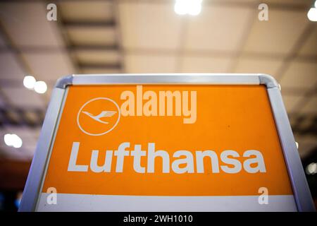 Das Logo der Lufthansa am Flughafen Berlin Brandenburg wahrend einem
