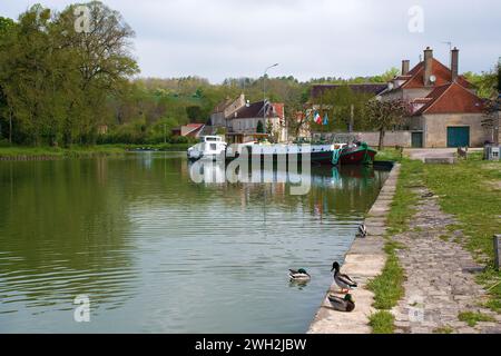 Naviguez 5 jours sur le canal du Nivernais | La Bourgogne
