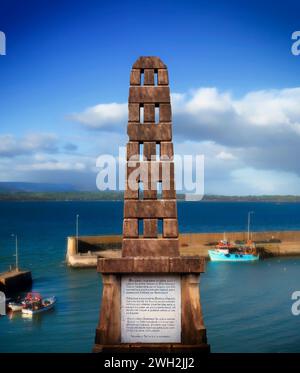 The obelisk in memory of 'Erin’s Hope', an American ship sent to aid the Fenian Brotherhood in 1867, Helvick, County Waterford, Ireland Stock Photo