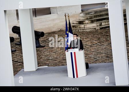 © Antonin Burat/Le Pictorium/MAXPPP - Paris 07/02/2024 Antonin Burat/Le Pictorium - 07/02/2024 - France/Ile-de-France/Paris - Le President de la Republique Emmanuel Macron rend hommage aux victimes francaises des attaques terroristes du 7 octobre en Israel, lors d'une ceremonie a l'Hotel des Invalides. - Valeurs ACtuelles out, JDD out, No JDD, no russia, russia out/07/02/2024 - France/Ile-de-France (region)/Paris - French President Emmanuel Macron pays tribute to the French victims of the October 7 terror attacks in Israel, during a ceremony at Hotel des Invalides. Stock Photo