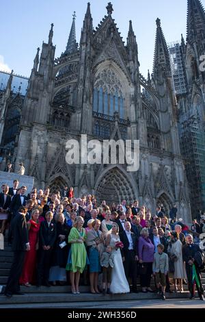 Mariage devant la cathedrale de Cologne |  Wedding in the front of the Koln cathedral. Stock Photo