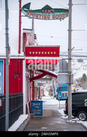 Caltrans sets up chain control checkpoints on U.S. 395 like this one in ...