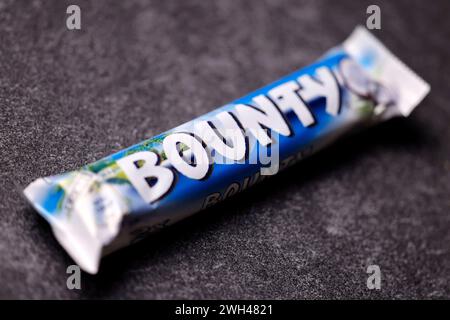 Ein Bounty-Schokoriegel liegt auf einer Steinplatte. Bounty ist eine Süßware mit Schokoladenüberzug und einer Füllung aus Kokosflocken. Er kam 1951 in Großbritannien und Kanada auf den Markt und wird von Mars Incorporated hergestellt. Themenbild, Symbolbild Köln, 07.02.2024 NRW Deutschland *** A Bounty chocolate bar lies on a stone slab Bounty is a confectionery with a chocolate coating and a filling of coconut flakes It was launched on the market in Great Britain and Canada in 1951 and is manufactured by Mars Incorporated Theme picture, symbolic picture Cologne, 07 02 2024 NRW Germany Copyrig Stock Photo