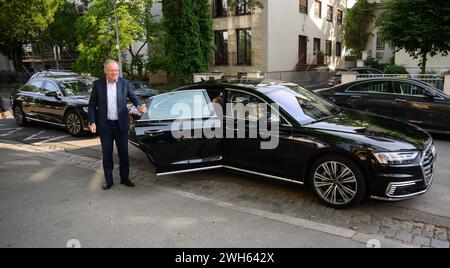 Hanover, Germany. 01st Sep, 2023. Stephan Weil (SPD), Minister President of Lower Saxony, gets out of an official car in front of the guest house of the Lower Saxony state government. Credit: Julian Stratenschulte/dpa/Alamy Live News Stock Photo