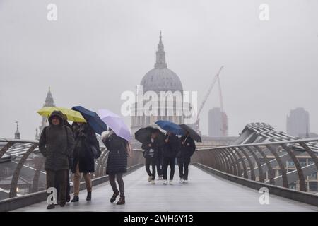 London, England, UK. 8th Feb, 2024. People walk across Millennium Bridge as rain hits the capital. (Credit Image: © Vuk Valcic/ZUMA Press Wire) EDITORIAL USAGE ONLY! Not for Commercial USAGE! Stock Photo