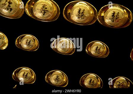 Bangkok, Thailand. 08th Feb, 2024. Gold seen displayed for selling at the gold shop in Chinatown ahead of the Chinese Lunar New Year in Bangkok. The Chinese Lunar New Year will marked on 10 January 2024 and also marks the beginning of the Year of the Dragon. Credit: SOPA Images Limited/Alamy Live News Stock Photo