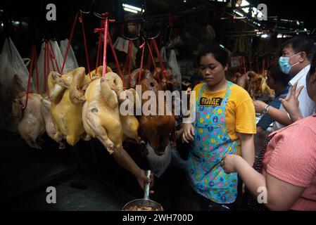 A vendor prepares boiled chicken for customers at Chinatown ahead of the Chinese Lunar New Year in Bangkok. The Chinese Lunar New Year will marked on 10 January 2024 and also marks the beginning of the Year of the Dragon. (Photo by Peerapon Boonyakiat / SOPA Images/Sipa USA) Stock Photo