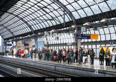 Wartende Passagiere, Bahnhof Spandau, Berlin, Deutschland *** Waiting passengers, Spandau train station, Berlin, Germany Stock Photo