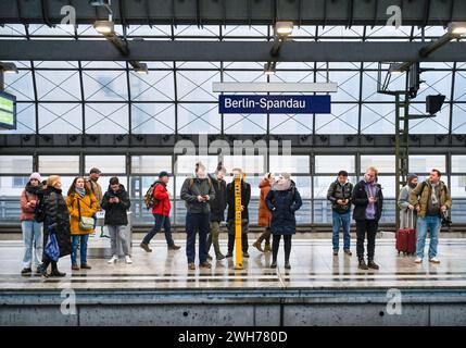 Wartende Passagiere, Bahnhof Spandau, Berlin, Deutschland *** Waiting passengers, Spandau train station, Berlin, Germany Stock Photo