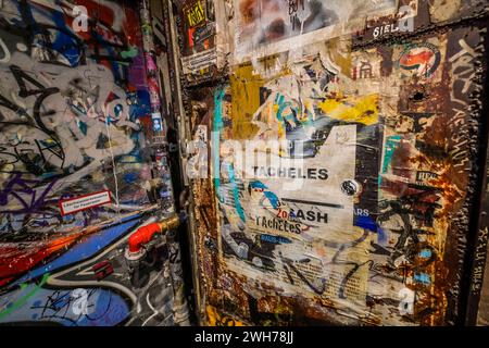 Graffitis im Treppenhaus des ehemaligen Kunsthaus Tacheles, heute Museum Fotografiska, Stadtquartier Am Tacheles, Oranienburger Straße, Mitte, Berlin, Deutschland *** Graffiti in the stairwell of the former Kunsthaus Tacheles, now Museum Fotografiska, Am Tacheles quarter, Oranienburger Straße, Mitte, Berlin, Germany Stock Photo