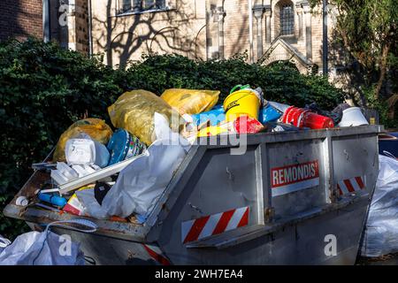 a container and heavy-duty sacks of construction waste are standing in front of St. Gereon Church, Cologne, Germany. ein Container und Schwerlastsaeck Stock Photo