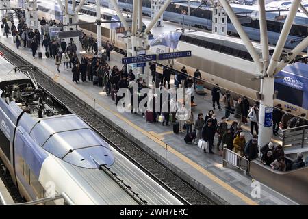 Seoul, South Korea. 8th Feb, 2024. People prepare to take train at a train station ahead of the Lunar New Year holiday in Seoul, South Korea, Feb. 8, 2024. Credit: Jun Hyosang/Xinhua/Alamy Live News Stock Photo