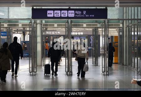 Seoul, South Korea. 8th Feb, 2024. People prepare to take train at a train station ahead of the Lunar New Year holiday in Seoul, South Korea, Feb. 8, 2024. Credit: Jun Hyosang/Xinhua/Alamy Live News Stock Photo