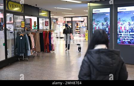 Stuttgart, Germany. 08th Feb, 2024. Passers-by walk past stores in the Klett Passage at Stuttgart Central Station. Credit: Bernd Weißbrod/dpa/Alamy Live News Stock Photo