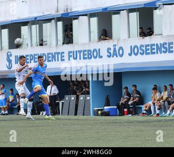 February 8, 2024, Sao Jose Dos Pinhais, Parana, Brasil: SAO JOSE DOS PINHAIS (PR), 02/08/2024- Throw during a match between Sao Joseense against and Operario, valid for the 7th round of the 2024 Paranaense Championship, held at Estadio Pinhao, on the afternoon of this Thursday, 08. (Credit Image: © Edson De Souza/TheNEWS2 via ZUMA Press Wire) EDITORIAL USAGE ONLY! Not for Commercial USAGE! Stock Photo