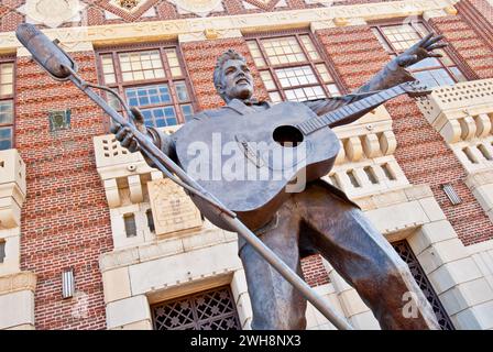 Elvis Presley statue by Eric Kaposta (2004) in front of the Municipal Memorial Auditorium and Stage of Stars Museum, where Elvis was introduced to the Stock Photo