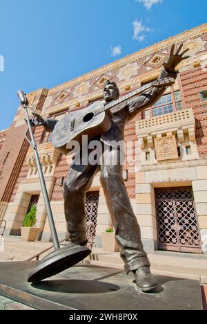 Elvis Presley statue by Eric Kaposta (2004) in front of the Municipal Memorial Auditorium and Stage of Stars Museum Stock Photo