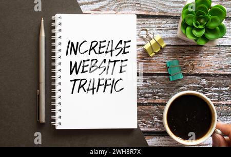 Memo note written with text WEBSITE TRAFFIC isolated on green background Stock Photo