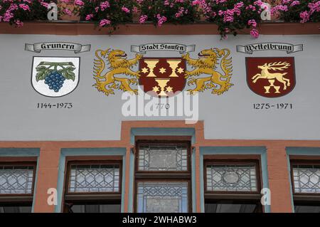 Crests on the Town Hall in Staufen im Breisgau, Breisgau-Hochschwarzwald, Baden-Württemberg, Germany. Neighbouring vineyards brought prosperity to the town and this image includes the town’s crest of a shield with three wine glasses (centre). Stock Photo