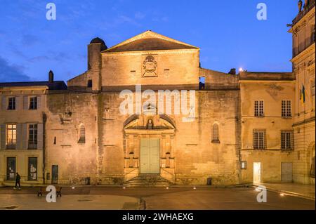 Arles, France - March 7, 2023: Empty street in the center of Arles (France) in the night, entrance of eglise Sainte-Anne d'Arles Stock Photo