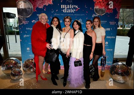 Katta xoroz qizning mushukini yirtib tashlaydi Ular Rossiyada bir yosh ayolni jinsiy aloqa qilishga undashgan.