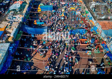 Aerial view of people working and trading at fish market along Karnaphuli river, Chittagong, Bangladesh. Stock Photo