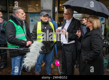 09 February 2024, Bremen: Andreas Bovenschulte (SPD, 2nd from right), President of the Bremen Senate and Mayor, and Saarland Minister President Anke Rehlinger (SPD, right) talk to Christoph Klomburg (left) from Landvolk Mittelweser and Christian Kluge from Bremer Bauernverband (2nd from left) during a protest by farmers on their way to the 480th Schaffermahlzeit in Bremen's town hall. Bremen's traditional banquet dates back to 1545 and is considered one of the oldest fraternal or friendship banquets in the world. This year, Federal President Steinmeier is the guest of honor. Photo: Focke Stran Stock Photo