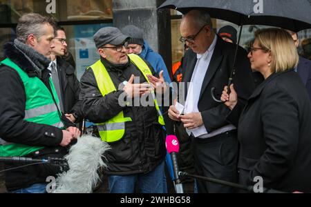 09 February 2024, Bremen: Andreas Bovenschulte (SPD, 2nd from right), President of the Bremen Senate and Mayor, and Saarland Minister President Anke Rehlinger (SPD, right) talk to Christoph Klomburg (left) from Landvolk Mittelweser and Christian Kluge from Bremer Bauernverband (2nd from left) during a protest by farmers on their way to the 480th Schaffermahlzeit in Bremen's town hall. Bremen's traditional banquet dates back to 1545 and is considered one of the oldest fraternal or friendship banquets in the world. This year, Federal President Steinmeier is the guest of honor. Photo: Focke Stran Stock Photo