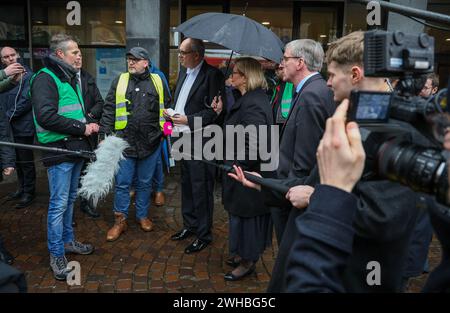 09 February 2024, Bremen: Andreas Bovenschulte (SPD, 2nd from right), President of the Bremen Senate and Mayor, and Saarland Minister President Anke Rehlinger (SPD, right) talk to Christoph Klomburg (left) from Landvolk Mittelweser and Christian Kluge from Bremer Bauernverband (2nd from left) during a protest by farmers on their way to the 480th Schaffermahlzeit in Bremen's town hall. Bremen's traditional banquet dates back to 1545 and is considered one of the oldest fraternal or friendship banquets in the world. This year, Federal President Steinmeier is the guest of honor. Photo: Focke Stran Stock Photo