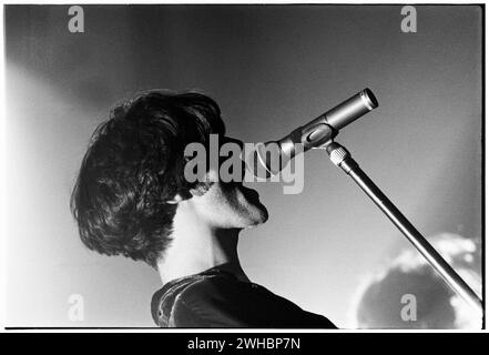 THOUSAND YARD STARE, CONCERT, 1993: Stephen Barnes singer of rock band Thousand Yard Stare playing at Cardiff University Terminal in Cardiff, Wales on 31 May 1993. Photo: Rob Watkins. INFO: 1000 Yard Stare, a British indie rock band formed in 1990, brought a melodic and guitar-driven sound. With singles like 'Comeuppance' and 'Weatherwatching,' they contributed to the '90s indie scene. Though short-lived, their music remains celebrated among fans of the era. Stock Photo