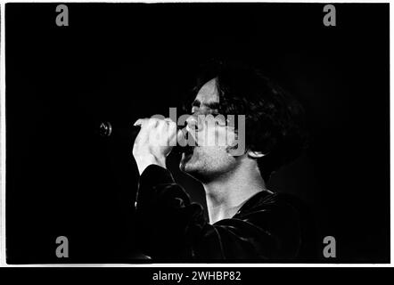 THOUSAND YARD STARE, CONCERT, 1993: Stephen Barnes singer of rock band Thousand Yard Stare playing at Cardiff University Terminal in Cardiff, Wales on 31 May 1993. Photo: Rob Watkins. INFO: 1000 Yard Stare, a British indie rock band formed in 1990, brought a melodic and guitar-driven sound. With singles like 'Comeuppance' and 'Weatherwatching,' they contributed to the '90s indie scene. Though short-lived, their music remains celebrated among fans of the era. Stock Photo