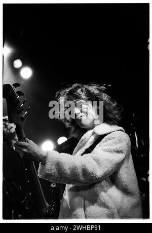 THOUSAND YARD STARE, CONCERT, 1993: Sean McDonough bass player of rock band Thousand Yard Stare playing at Cardiff University Terminal in Cardiff, Wales on 31 May 1993. Photo: Rob Watkins. INFO: 1000 Yard Stare, a British indie rock band formed in 1990, brought a melodic and guitar-driven sound. With singles like 'Comeuppance' and 'Weatherwatching,' they contributed to the '90s indie scene. Though short-lived, their music remains celebrated among fans of the era. Stock Photo