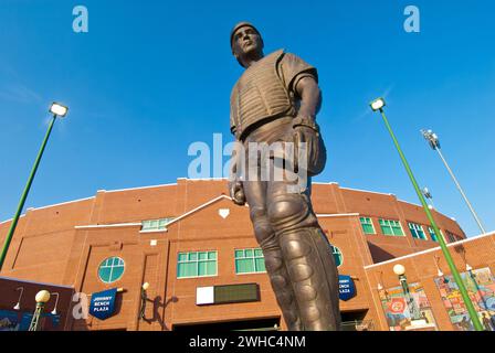 baseball legend, Johnny Bench, honored with 9 ' statue with words, 'a true Oklahoma hero' at main entrance of Chickasaw Bricktown Ballpark Stock Photo