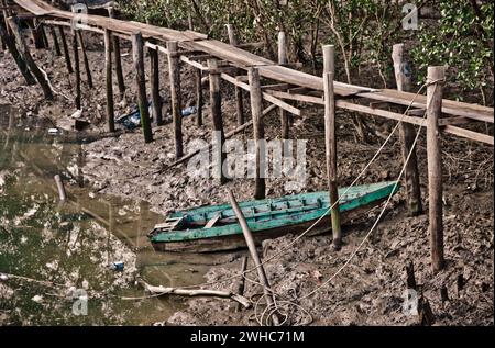 Old row boat in mud Stock Photo - Alamy
