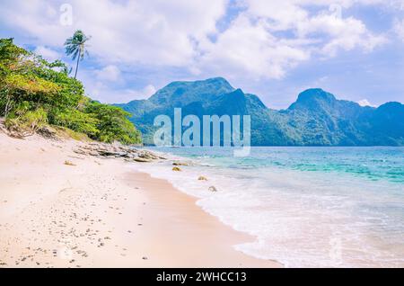 Stunning beach on Helicopter Island in the Bacuit archipelago in El Nido, Cadlao Island in Background, Palawan, Philippines. Stock Photo