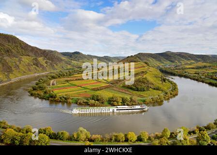 River cruise ship passes the Moselle bend near Bremm am Calmont, Moselle, Rhineland-Palatinate, Germany Stock Photo