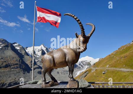 Alpine ibex sculpture at the Kaiser Franz Josef Höhe restaurant, in the background the Wilhelm Swarovski Observatory with Grossglockner and Pasterze, Grossglockner High Alpine Road, Hohe Tauern National Park, Carinthia, Austria Stock Photo