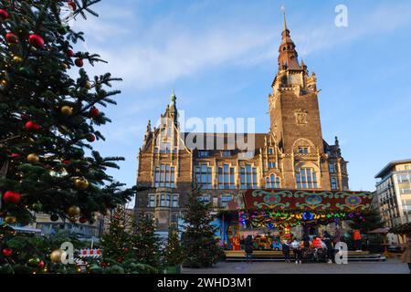 Christmas market at Neumarkt, behind the administration building, town hall, neo-Gothic, Elberfeld, Wuppertal, North Rhine-Westphalia, Germany Stock Photo