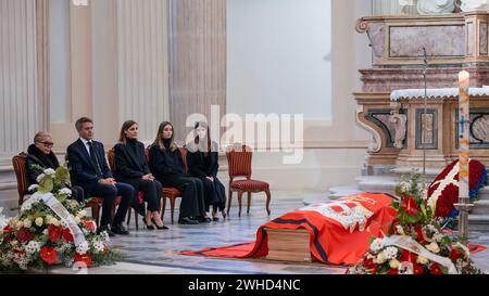 Venaria Reale, Italy. 9 February 2024. Marina Doria of Savoy (L), Emanuele Filiberto of Savoy (2nd L), Clotilde of Savoy (Clotilde Courau), Vittoria of Savoy (2nd from R) and Luisa of Savoy (R) sit near the coffin of Vittorio Emanuele of Savoy lying in state on the eve of his funeral ceremony. Vittorio Emanuele of Savoy was the son of Umberto II of Savoy, the last king of Italy, and he died in Geneva on February 3, 2024. Credit: Nicolò Campo/Alamy Live News Stock Photo