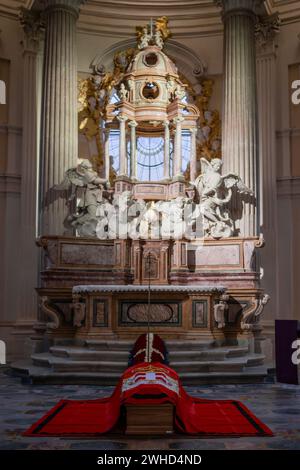 Venaria Reale, Italy. 9 February 2024. The coffin of Vittorio Emanuele of Savoy lies in state on the eve of his funeral ceremony. Vittorio Emanuele of Savoy was the son of Umberto II of Savoy, the last king of Italy, and he died in Geneva on February 3, 2024. Credit: Nicolò Campo/Alamy Live News Stock Photo