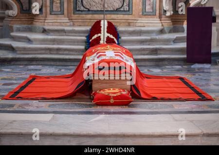 Venaria Reale, Italy. 9 February 2024. The coffin of Vittorio Emanuele of Savoy lies in state on the eve of his funeral ceremony. Vittorio Emanuele of Savoy was the son of Umberto II of Savoy, the last king of Italy, and he died in Geneva on February 3, 2024. Credit: Nicolò Campo/Alamy Live News Stock Photo