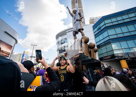 Los Angeles, California, USA. 9th Feb, 2024. Fans gather outside Crypto.com Arena to get photographs of the newly unveiled KOBE BRYANT statue in downtown Los Angeles, CA on Friday, February 9, 2024. (Credit Image: © Justin L. Stewart/ZUMA Press Wire) EDITORIAL USAGE ONLY! Not for Commercial USAGE! Credit: ZUMA Press, Inc./Alamy Live News Stock Photo