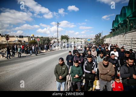 Jerusalem, Israel. 09th Feb, 2024. Palestinian Muslims perform the Friday noon prayers on a street blocked by Israeli security forces in the east Jerusalem neighbourhood of Ras al-Amud, as age restrictions have been imposed to access the Al-Aqsa Mosque compound, amid the ongoing battles between Israel and the Palestinian group Hamas. Israeli forces take security measures as the Palestinians perform Friday prayers on a street at Ras Al-Amud neighborhood in Jerusalem. Credit: SOPA Images Limited/Alamy Live News Stock Photo